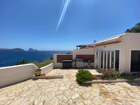 Stunning 3-Bedroom House with Sea Views Winter Rent in Cala Codolar