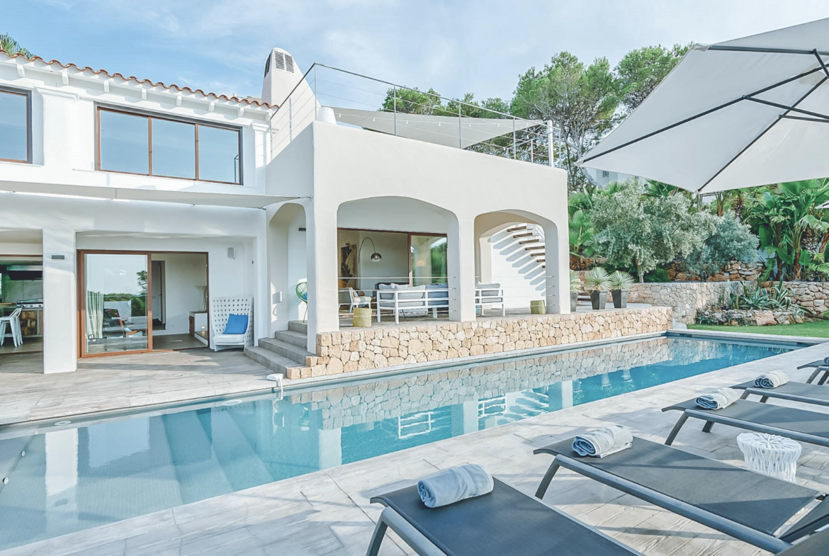 Luxury 5-Bedroom Villa with Stunning Sea Views and Spectacular Sunsets