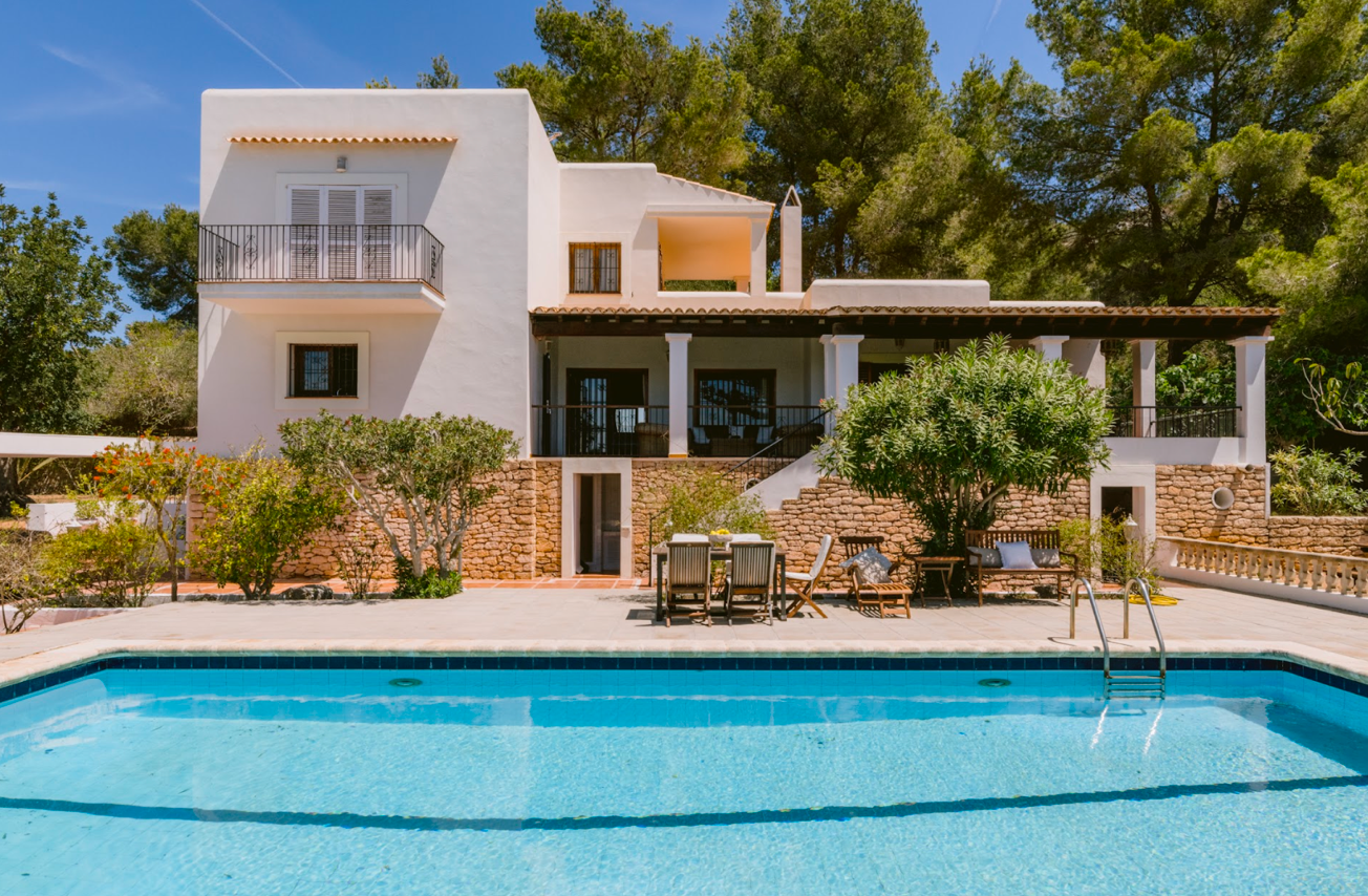 Exclusive 5-Bedroom Villa with Tennis Court and Panoramic Views in Jesús