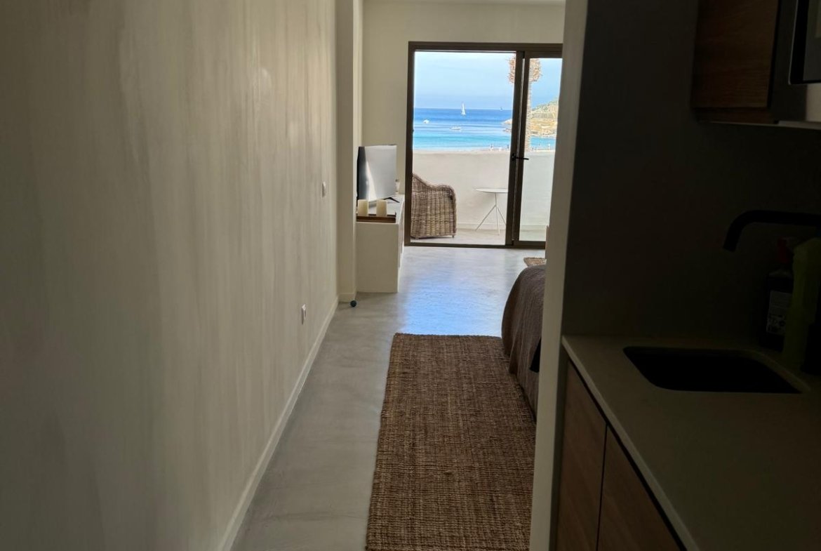 Sea-view studio apartment with breathtaking views of Cala Llonga