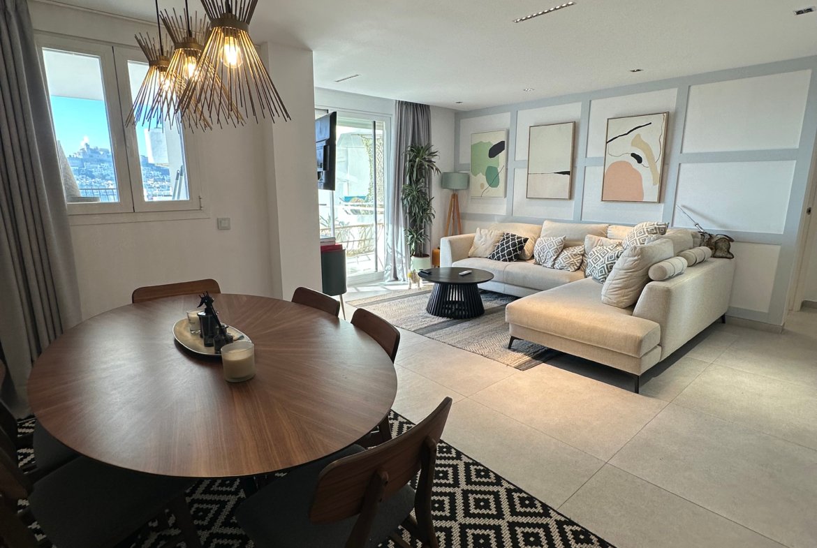 Elegant 3-bedroom, 3-bathroom duplex penthouse with sea views
