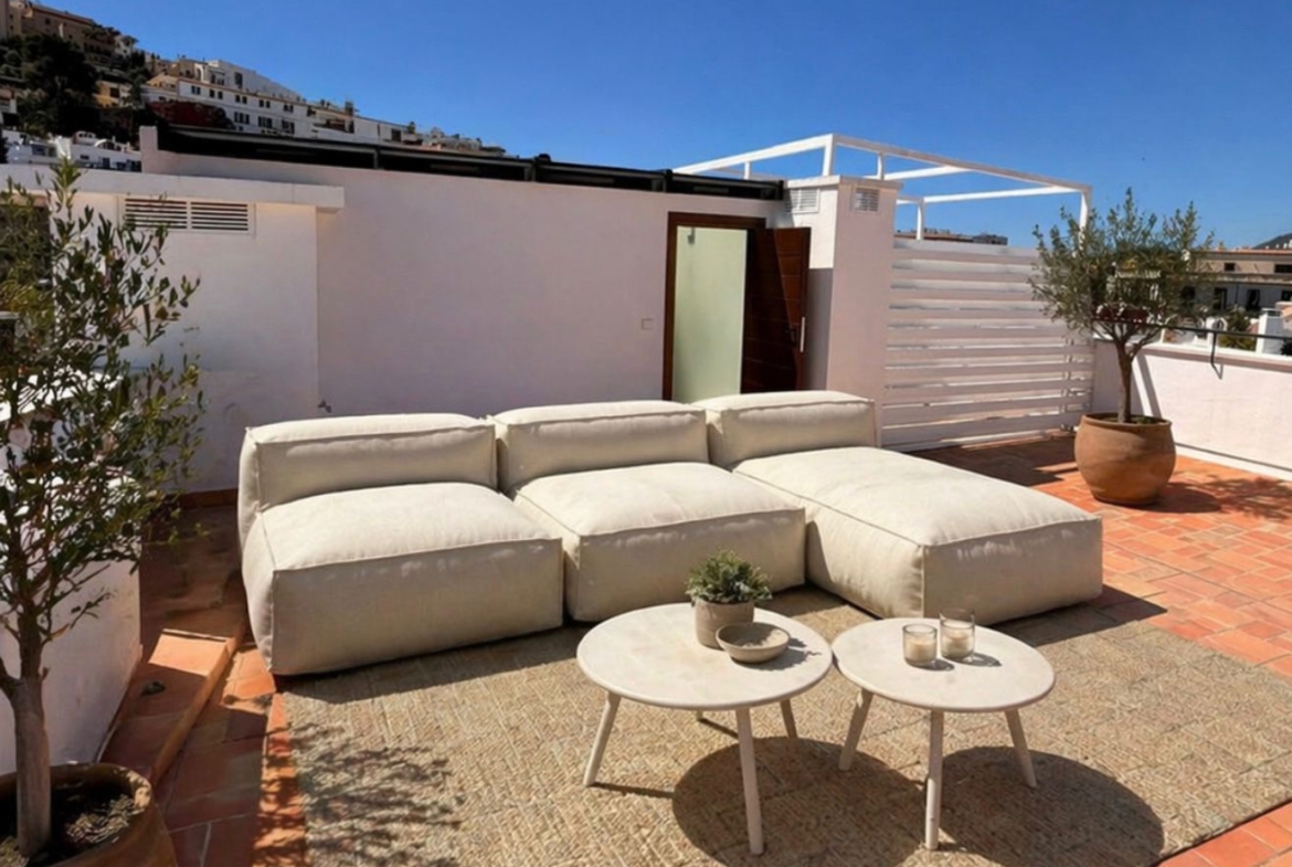 Exclusive Attico with Private Rooftop Terrace in Dalt Vila for Summer Rental