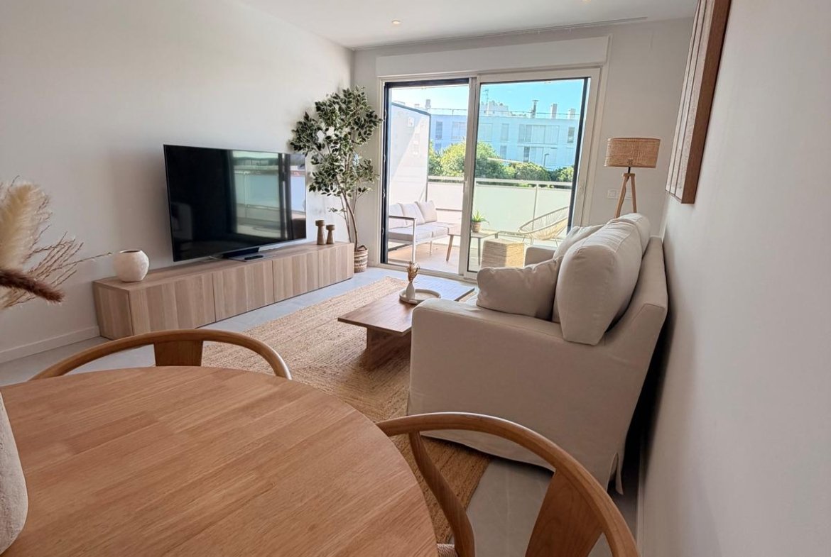 Luxury 2-Bedroom Apartment in Playa d’en Bossa for Summer Rent