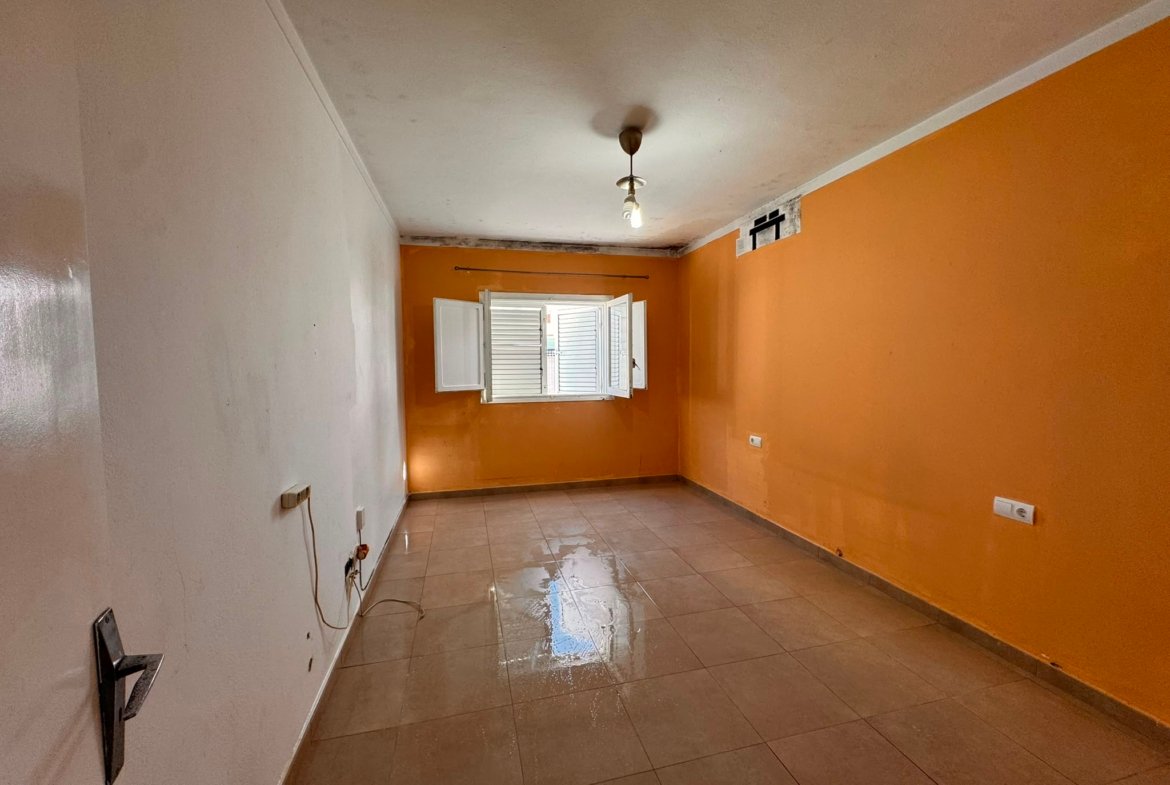 Private 3-Bedroom Home with Fenced Land in Puig den Valls
