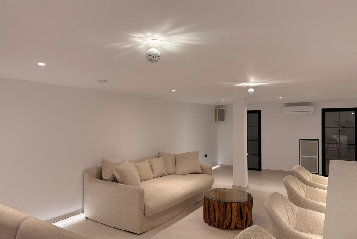 Beautiful 3-bed duplex with Swimming Pool in Cala Tarida Summer 2026 September to June