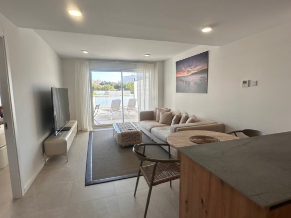 Brand-New 1-Bedroom Apartment with Private Parking and Communal Pool in Playa d’en Bossa