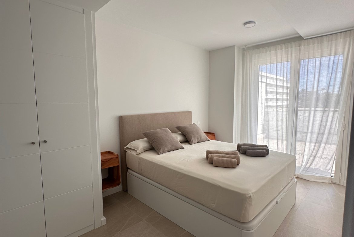 Brand-New 1-Bedroom Apartment with Private Parking and Communal Pool in Playa d’en Bossa