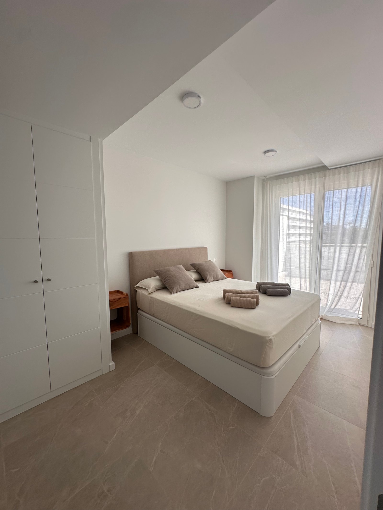 Brand-New 1-Bedroom Apartment with Private Parking and Communal Pool in Playa d’en Bossa