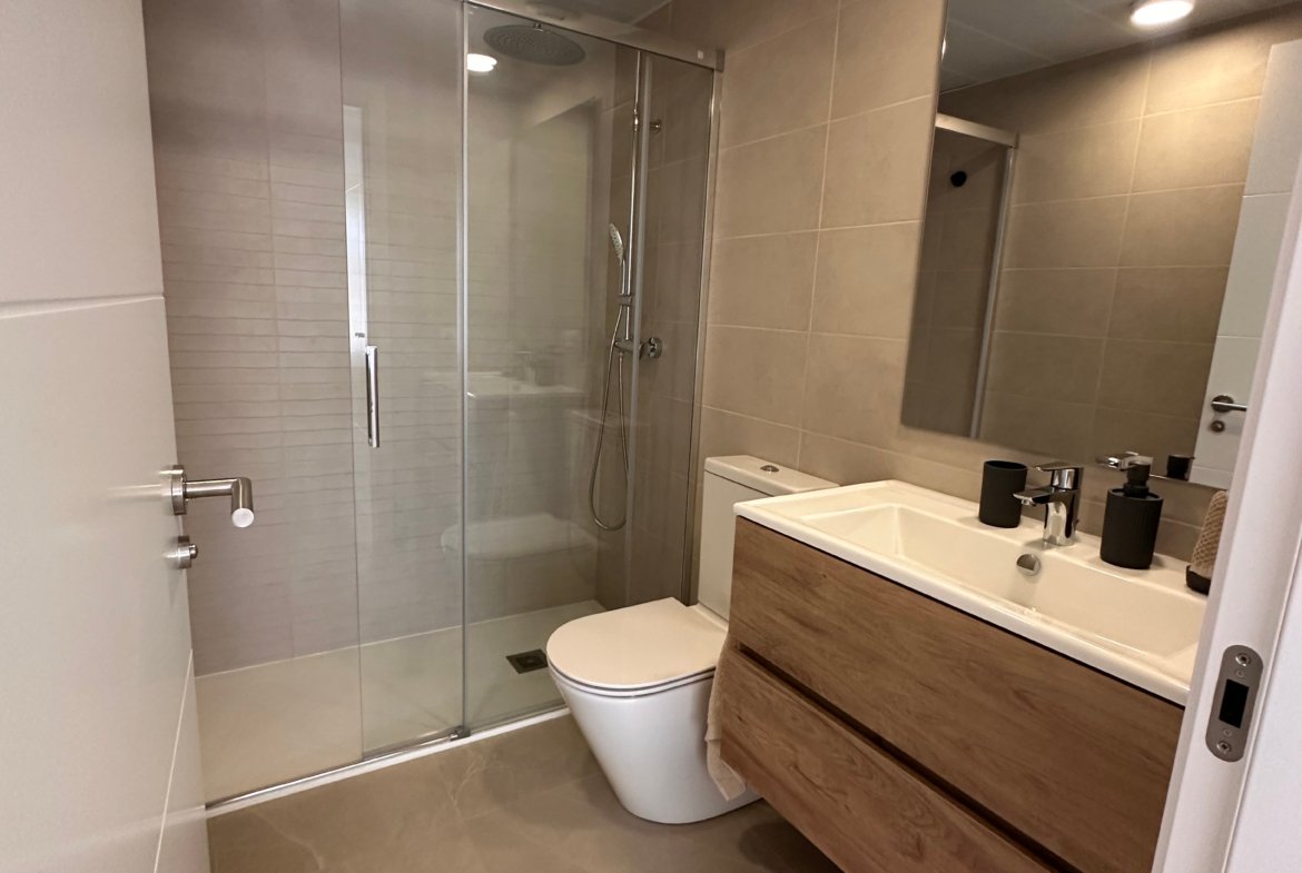 Brand-New 1-Bedroom Apartment with Private Parking and Communal Pool in Playa d’en Bossa