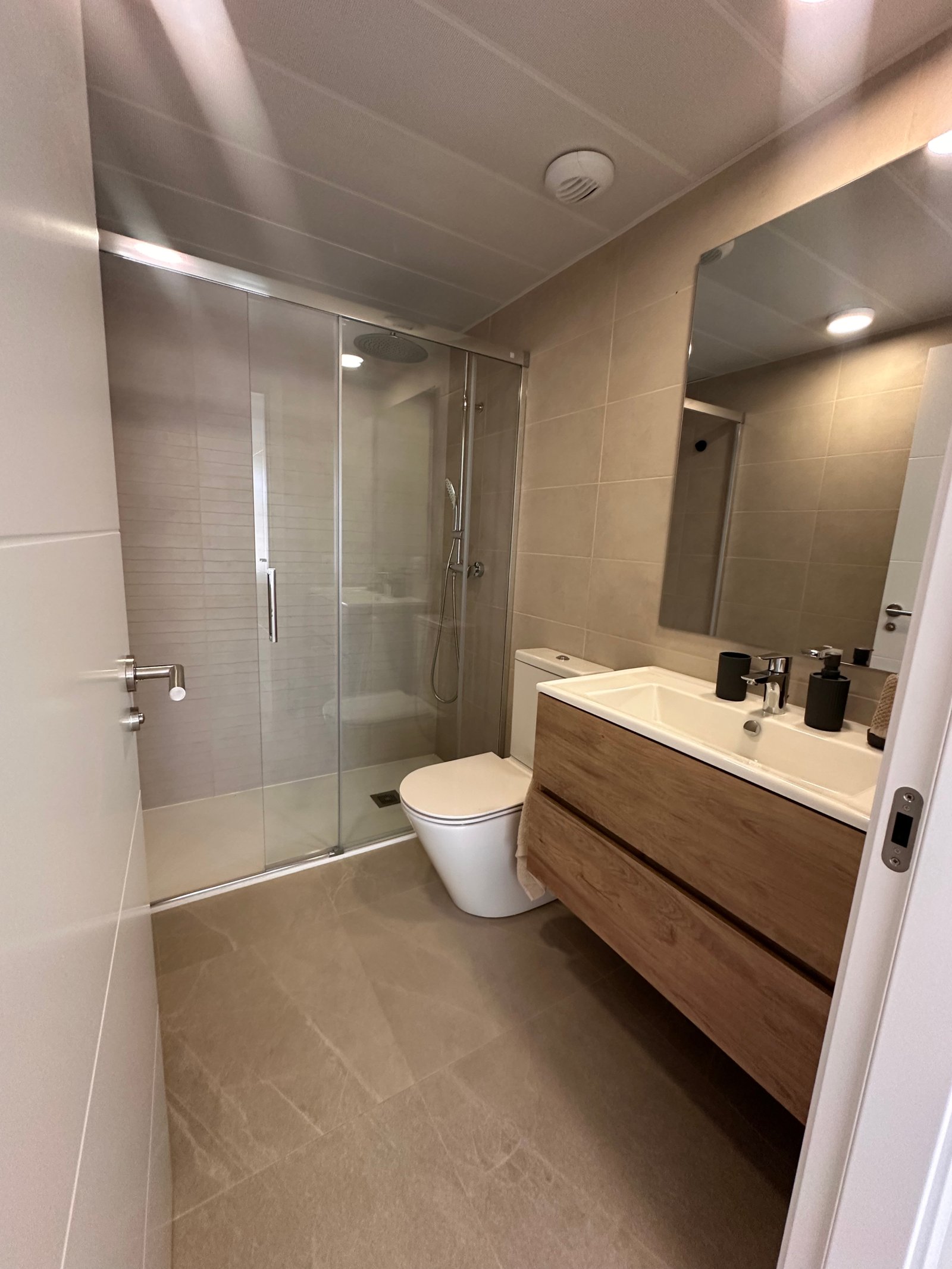 Brand-New 1-Bedroom Apartment with Private Parking and Communal Pool in Playa d’en Bossa