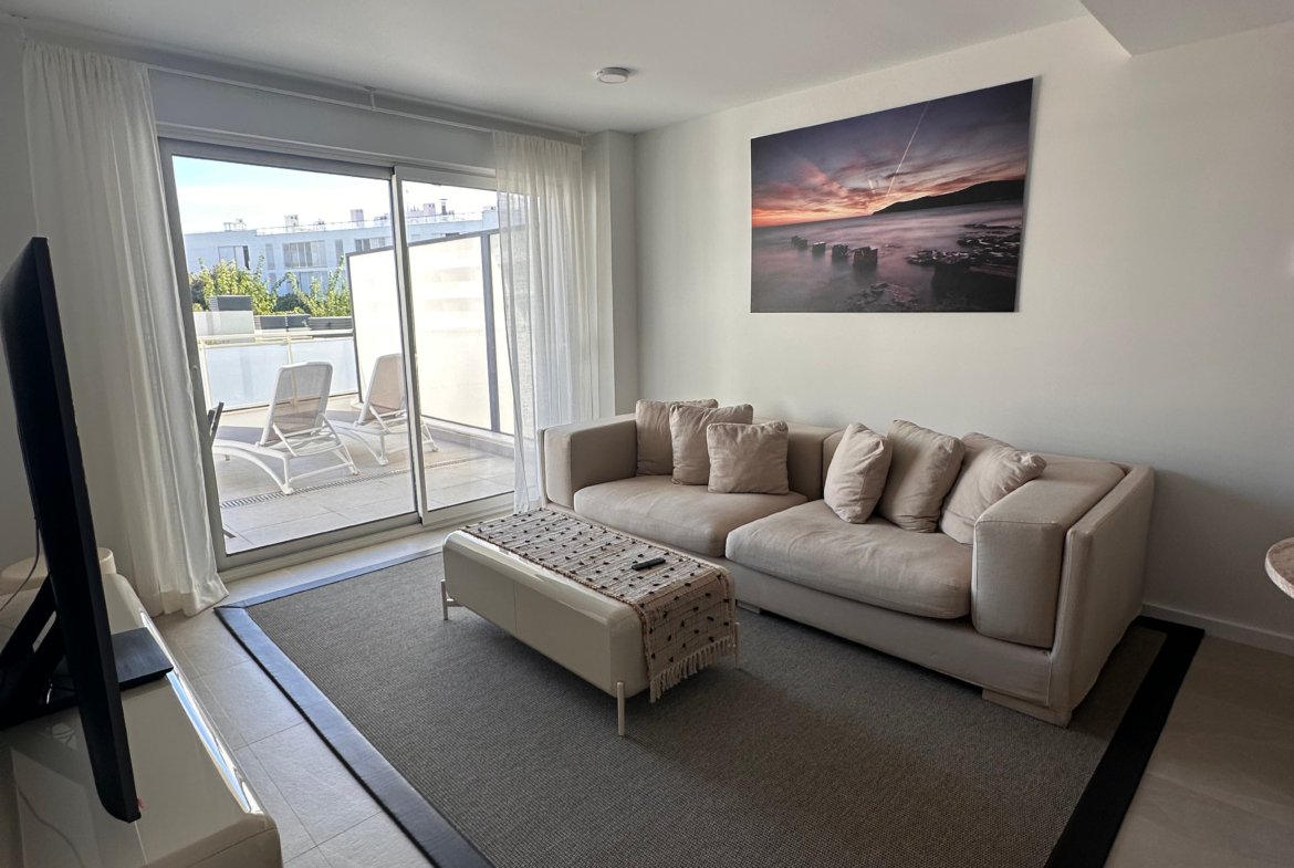 Brand-New 1-Bedroom Apartment with Private Parking and Communal Pool in Playa d’en Bossa