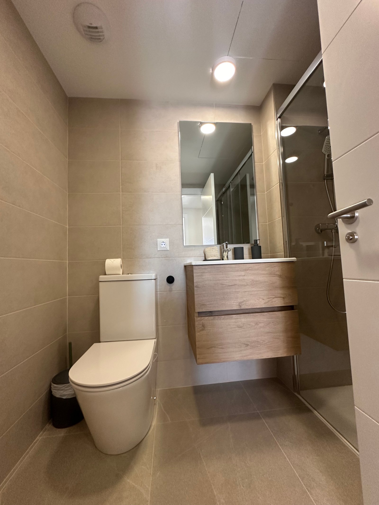 Brand-New 2-Bedroom Apartment with Private Parking and Communal Pool in Playa d’en Bossa