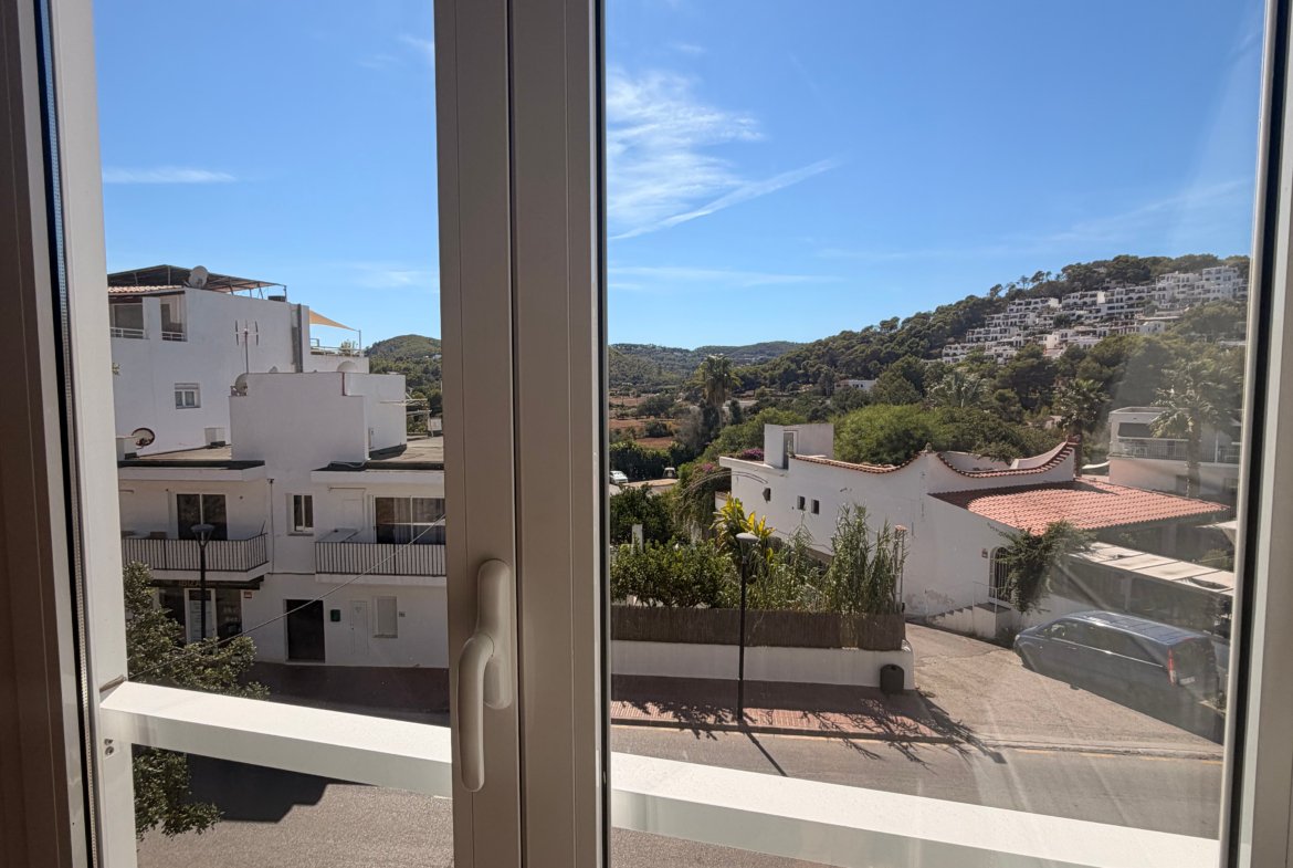 Sunny Apartment For Annual Rent in Cala Llonga