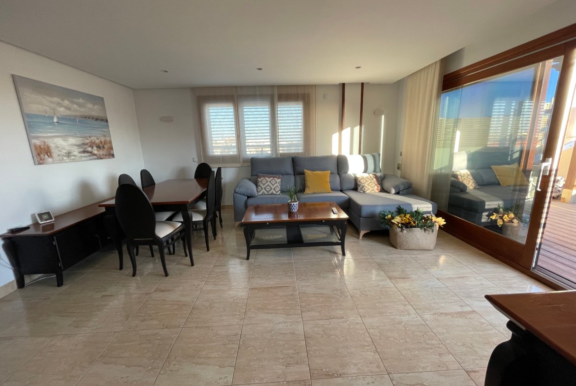 Beautiful 3-bed apartment with parking for 2 cars in Playa d’en Bossa