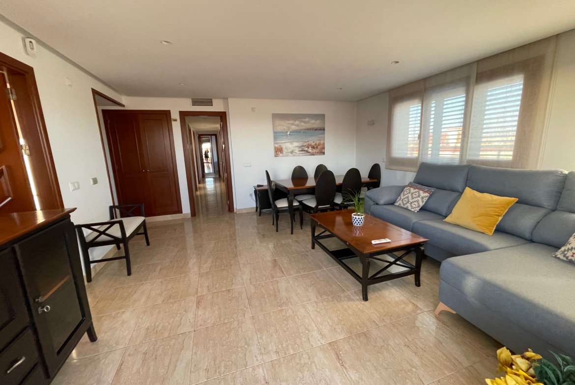 Beautiful 3-bed apartment with parking for 2 cars in Playa d’en Bossa