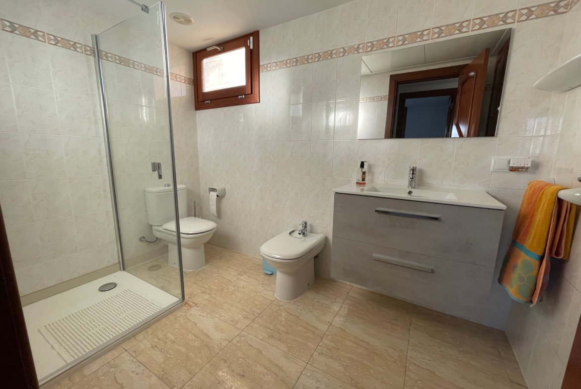 Beautiful 3-bed apartment with parking for 2 cars in Playa d’en Bossa