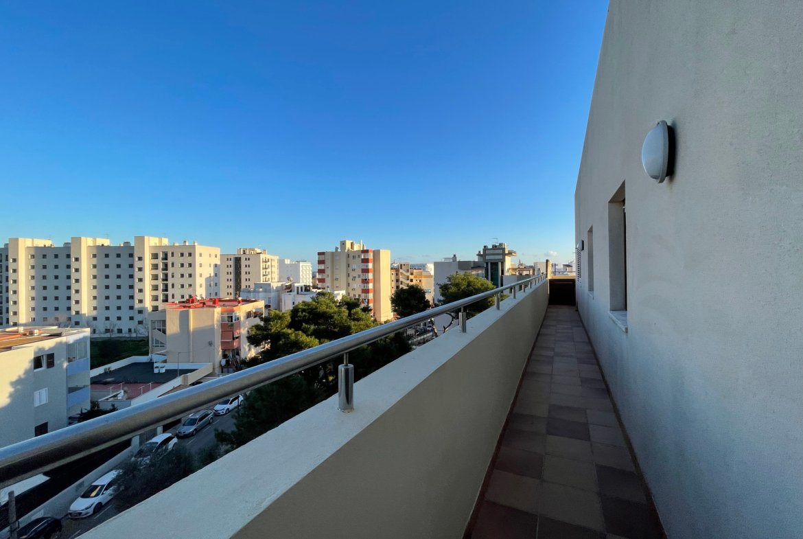 Beautiful 3-bed apartment with parking for 2 cars in Playa d’en Bossa