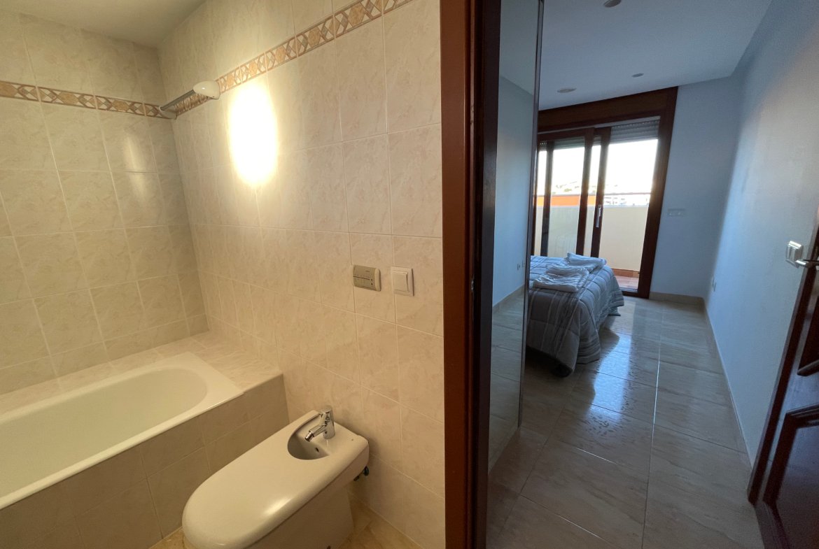 Beautiful 3-bed apartment with parking for 2 cars in Playa d’en Bossa