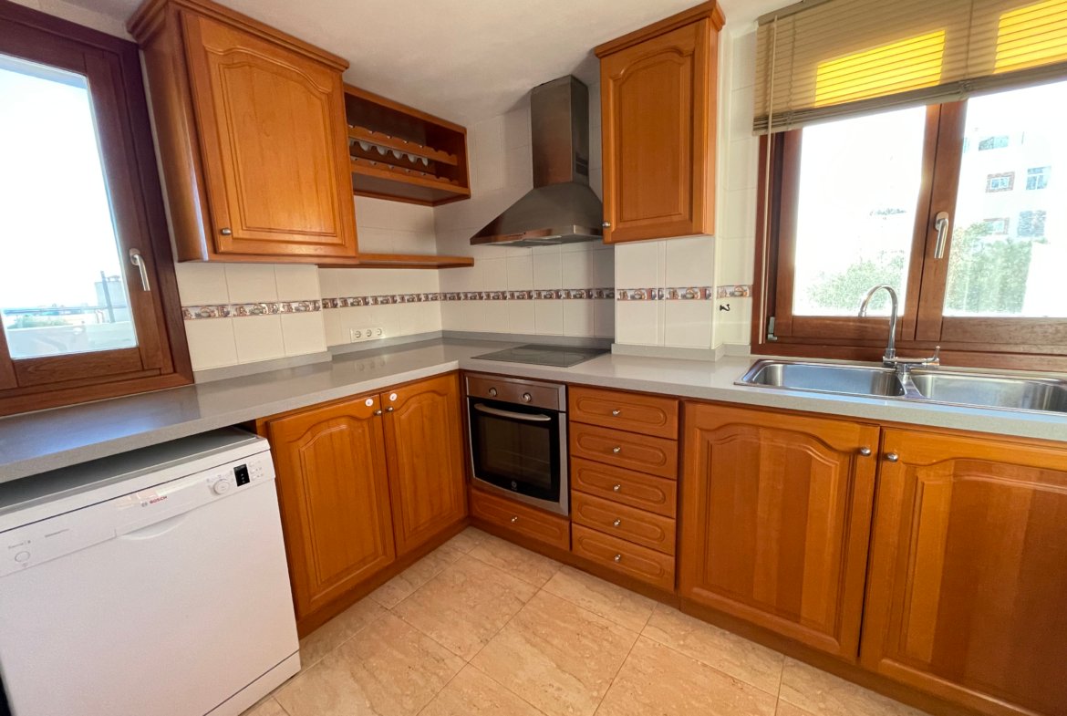 Beautiful 3-bed apartment with parking for 2 cars in Playa d’en Bossa