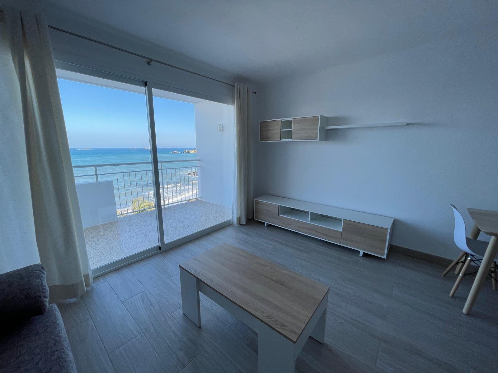 PHOTO-2026-09-01-10-05-26 Refurbished 1-Bedroom Apartment with Sea Views in Figueretas