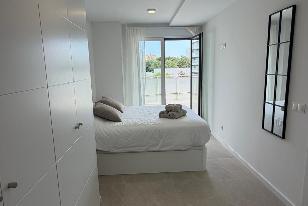 Brand-New 1-Bedroom Apartment with Private Parking and Communal Pool in Playa d’en Bossa