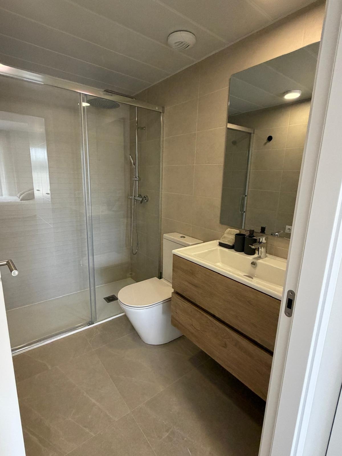 Brand-New 2-Bedroom Apartment with Private Parking and Communal Pool in Playa d’en Bossa