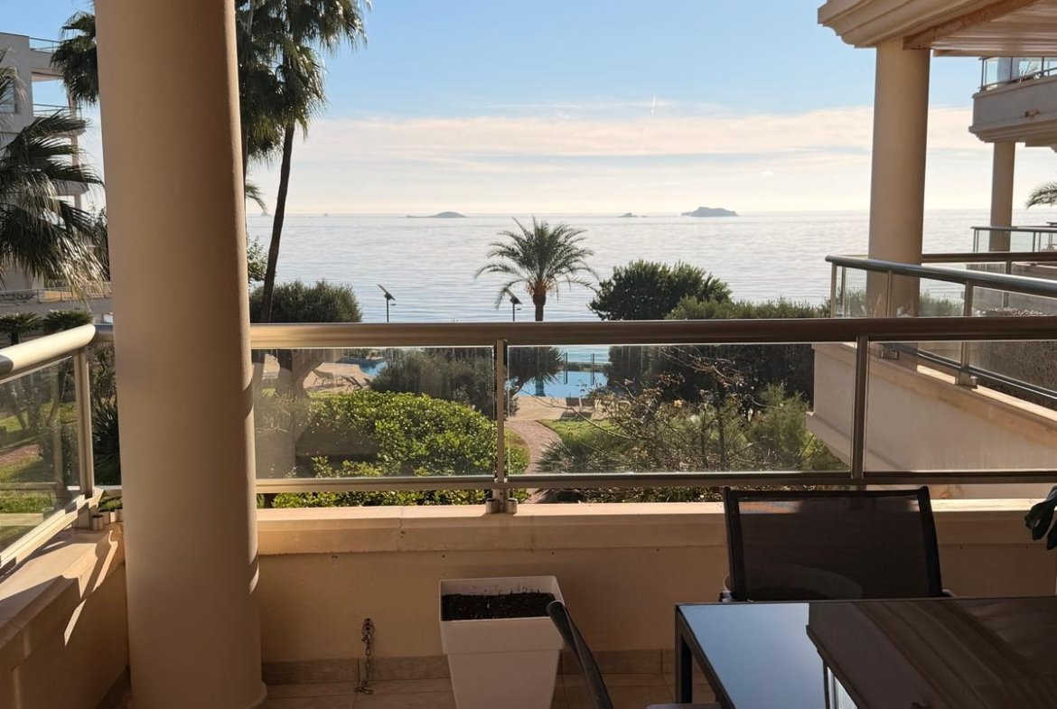 3-Bedroom Apartment with Sea Views in Playa den Bossa